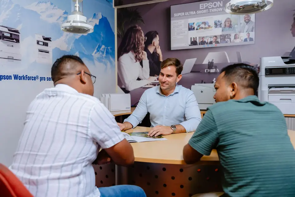 Advisory meeting with customers in the Intergraph showroom