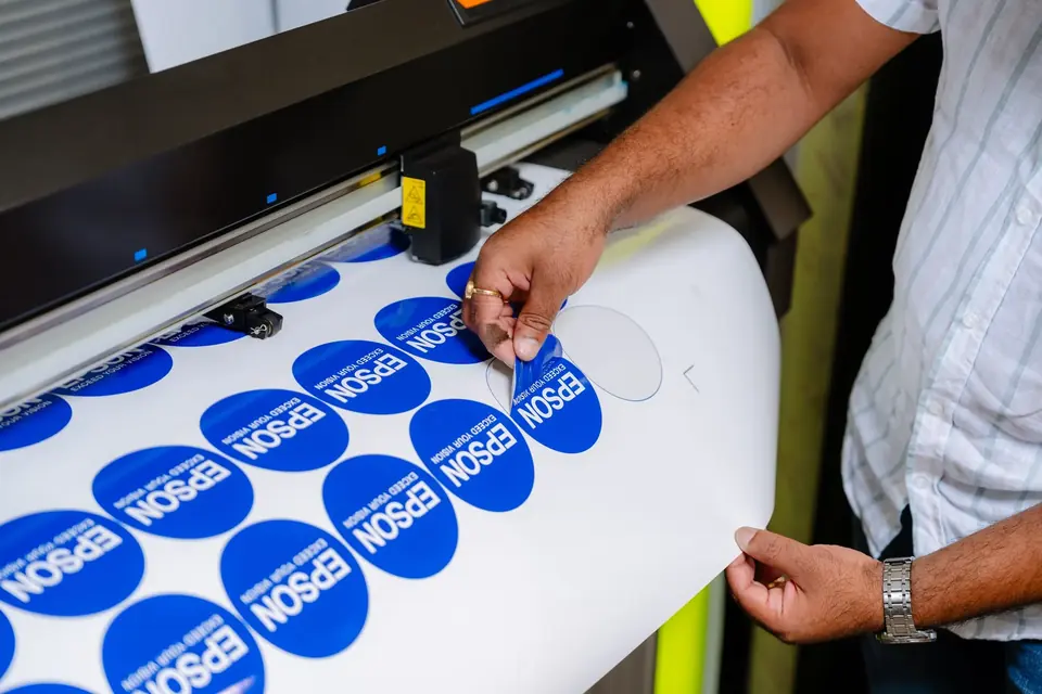 Digital cutting tables on Réunion Island. Flatbed cutting and mounting.